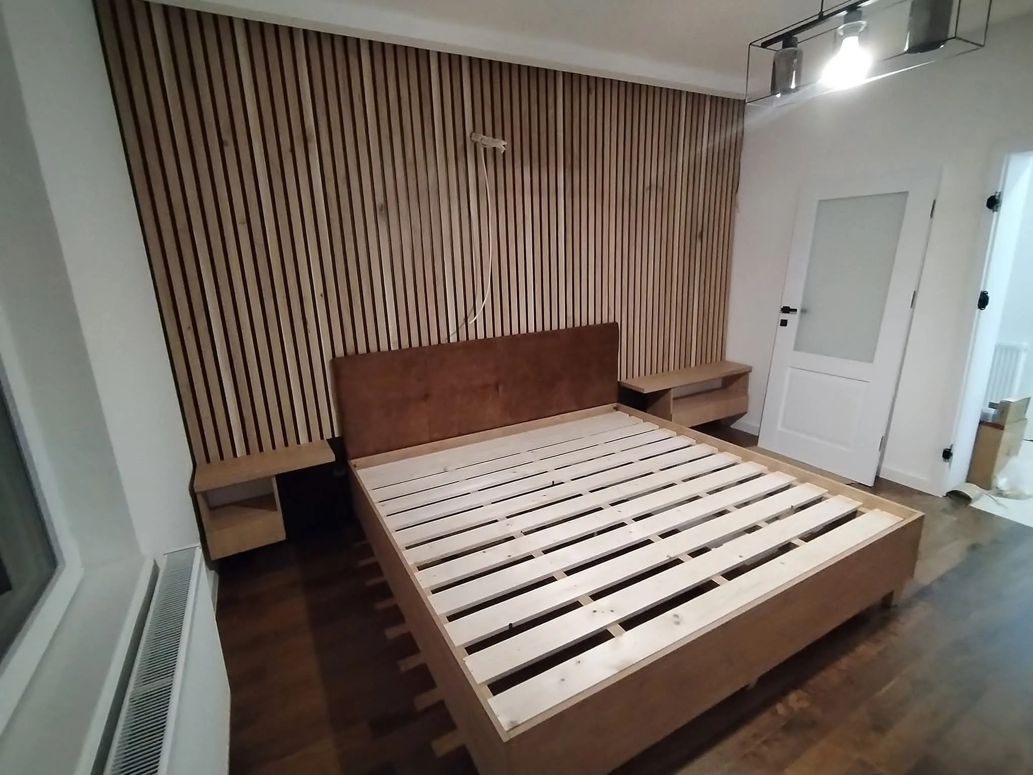 Hálószoba ágy és falpanel