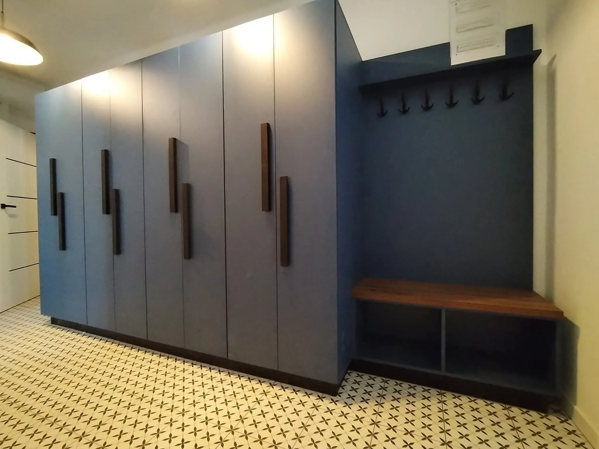 Kék előszoba szekrény és pad